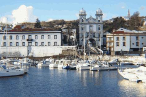 Bootscharter Azoren: Blick auf Angra do Heroismo, der ältesten Stadt der Azoren